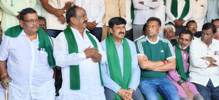 ಇದೇ ಜುಲೈ 21 ರಂದು ನವಲಗುಂದ ನಗರದಲ್ಲಿ ನಡೆಯಲಿರುವ ರೈತ ಹುತಾತ್ಮ ದಿನಚಾರಣೆಯ ಬಗ್ಗೆ ಪೂರ್ವಭಾವಿ ಸಭೆಯಲ್ಲಿ ಇಂದು ಶಾಸಕರಾದ ಸಿಪಿ ಯೋಗೇಶ್ವರ್ ಅವರು ಭಾಗವಹಿಸಿದ್ದರು. ಇದೇ ಸಮಯದಲ್ಲಿ ಕರ್ಣಾಟಬಲ ಅಜೇಯಂ ಚಲನಚಿತ್ರದ ಚಿತ್ರೀಕರಣದ ಬಗ್ಗೆಯೂ ಚರ್ಚಿಸಲಾಯಿತು