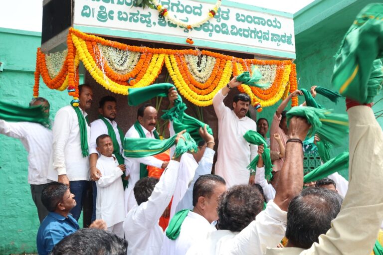 ಕರ್ಣಾಟಬಲಂ ಅಜೇಯಂ ಚಿತ್ರಕ್ಕೆ ನವಲಗುಂದದ ರೈತ ಹುತಾತ್ಮರದಿನಾಚರಣೆಯ ನೈಜ ಚಿತ್ರಣ